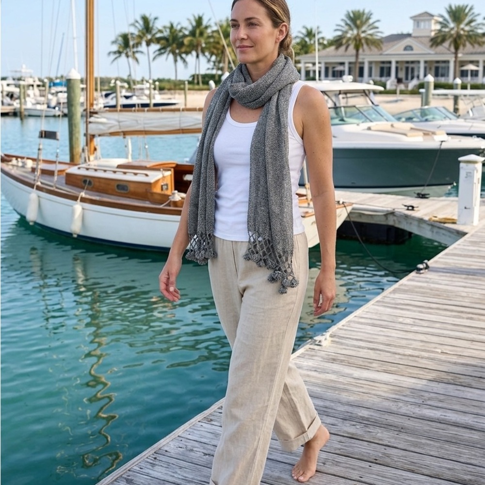 Elegant Gray Knit Scarf
